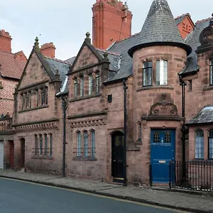In The Heart Of Chester, Historical & Stylish Apartment