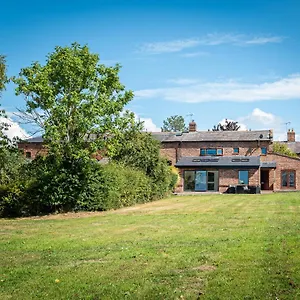No1 Little Barrow Barns - Sleeps 10 Holiday home